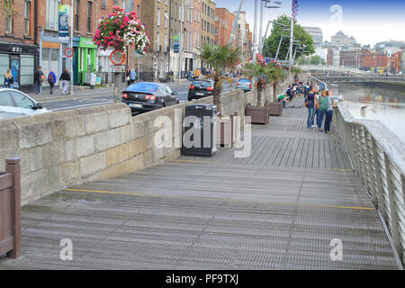 La promenade le long de la rivière Liffey à Dublin en Irlande. Banque D'Images