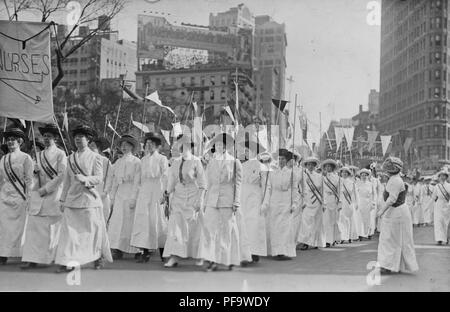 Photographie noir et blanc montrant un groupe d'infirmières, vêtus de blanc, et les ceintures vêtements édouardienne lire 'le vote des femmes, ' et fanions holding, tout en démontrant à New York en 1913. () Banque D'Images