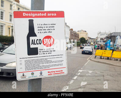 Fore Street Falmouth Cornwall, Angleterre, une plaque de rue interdit la consommation d'alcool. Banque D'Images