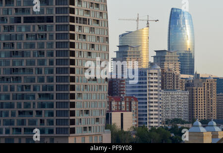 Fonctionnant à l'huile d'essor de la construction à Baku, Azerbaïdjan Banque D'Images