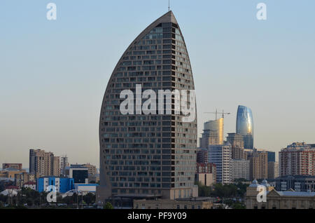 Fonctionnant à l'huile d'essor de la construction à Baku, Azerbaïdjan Banque D'Images