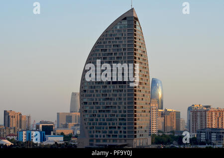 Fonctionnant à l'huile d'essor de la construction à Baku, Azerbaïdjan Banque D'Images