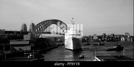 AJAXNETPHOTO. 30E DÉCEMBRE 1964. SYDNEY, AUSTRALIE. Départ - LINER - P&O S.S. LIGNES AU DÉPART DE CANBERRA OCEAN TERMINAL PASSAGER aidé par des remorqueurs. PHOTO:JONATHAN EASTLAND/AJAX REF:243607 6 Banque D'Images