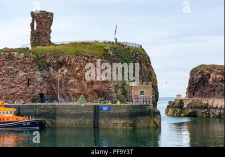 Bateau de sauvetage de la RNLI amarré dans le port, avec le château, ruiné Dunbar Dunbar, East Lothian, Scotland, UK Banque D'Images
