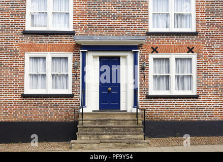 Winslow, UK - 27 avril, 2015. Porte d'une maison traditionnelle en briques historique au Royaume-Uni Banque D'Images