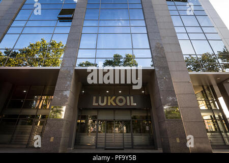 BELGRADE, SERBIE - Juillet 26, 2018 : Lukoil logo sur leur bureau principal pour la Serbie. Lukoil Corporation est le principal pays producteur de pétrole et de gaz russes, présents dans Banque D'Images