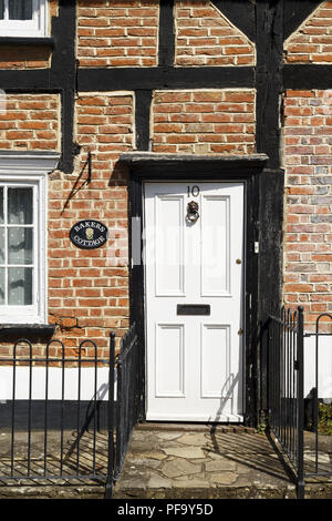 Winslow, UK - 27 avril, 2015. Porte avant géorgienne traditionnelle sur un Tudor cottage dans le marché de la ville historique de Winslow, Buckinghamshire Banque D'Images