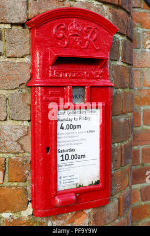 Buckingham, Royaume-Uni - 16 janvier 2016. Une cuisine britannique post box est encastré dans un mur dans le Buckinghamshire. Banque D'Images