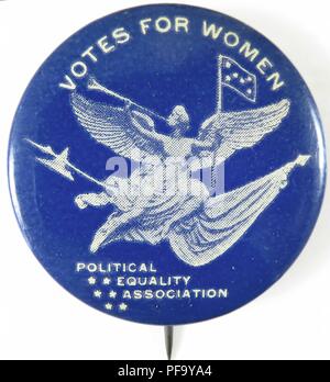 Pinback Bouton avec texte la lecture de voix pour les femmes de l'Association l'égalité politique, plaidoyer pour le vote des femmes, 1910. () Banque D'Images