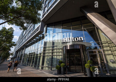 BELGRADE, SERBIE - 14 août 2018 : Hilton logo sur l'entrée de leur hôtel récemment ouvert de Belgrade, au cours de l'après-midi. Hilton est un des bigge Banque D'Images