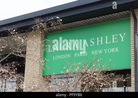 Milton Keynes, Royaume-Uni - le 29 mars 2018. Arbres fleurissent à l'extérieur d'un magasin Laura Ashley. Actions de Laura Ashley ont chuté de près de 90  % depuis 2015. Banque D'Images
