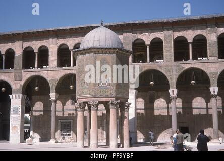 Vue de la Qubbat al-Khazna, connu comme le dôme du trésor, situé à l'intérieur de la cour de la Grande Mosquée des Omeyyades de Damas, Syrie, Juin, 1994. Les travailleurs et les visiteurs traversent la plaza près de la colonnes. () Banque D'Images