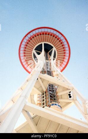 Vue de dessous d'ascenseurs pour passagers de monter au sommet de la Space Needle, au Century 21 Exposition universelle de Seattle, à Seattle, Washington, juillet, 1962. () Banque D'Images