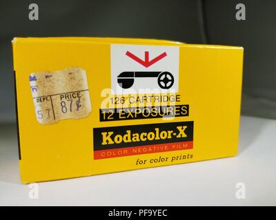 Close-up of case jaune de Kodacolor Kodak X caméra couleur film en format 126, avec prix d'origine de 87 cents, le 21 février 2018. () Banque D'Images