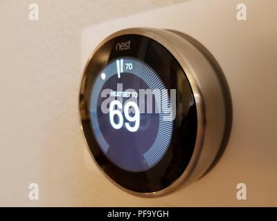 Close-up de 3e génération d'apprentissage, un nid de thermostat Thermostat smart home de Google Inc, sur un mur blanc, mis à niveau de chauffe, San Ramon, Californie, le 31 mai 2018. () Banque D'Images