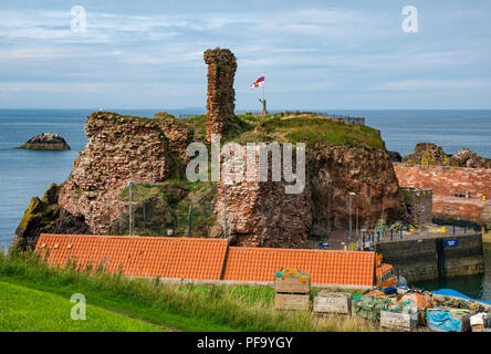 Enceinte de murs en ruine du château de Dunbar avec drapeau de la RNLI, Dunbar harbour, Dunbar, East Lothian, Scotland, UK Banque D'Images