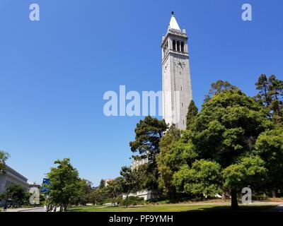 Sather Tower, alias le Campanile, entre les arbres avec d'autres bâtiments du campus visible sur une journée ensoleillée à Berkeley, Californie, le 21 mai 2018. () Banque D'Images