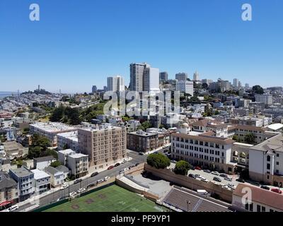 Vue aérienne du centre-ville de San Francisco, Californie sur une journée ensoleillée, avec la Coit Tower, le pont de la baie de San Francisco, Nob Hill, Pacific Heights et visible, le 23 juin 2018. () Banque D'Images