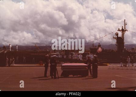 Photographie couleur, montrant plusieurs unités de militaires, y compris les United States Marine Corps (USMC) membres, près d'un cercueil recouvert du drapeau américain, reposant sur un quai, avec d'autres soldats, et l'USS Brewton (FF-1086) visible à l'arrière-plan, photographié lors de la guerre du Vietnam, 1970. () Banque D'Images