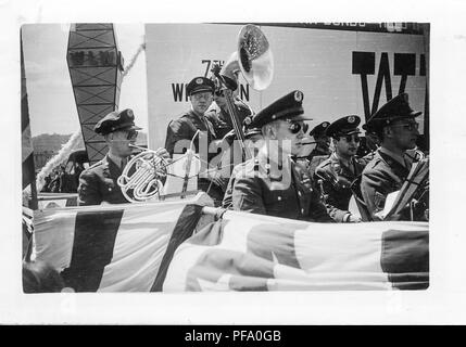 Photographie noir et blanc, montrant une fanfare militaire, le port de vêtements (avec des ailes sur leur casquette suggérant l'appartenance de l'Armée de l'air) et de jouer des instruments à l'extérieur, probablement photographié dans l'Ohio, dans le cadre de la 7e guerre mondiale, d'entraînement prêt vers la fin de la Seconde Guerre mondiale, 1945. () Banque D'Images