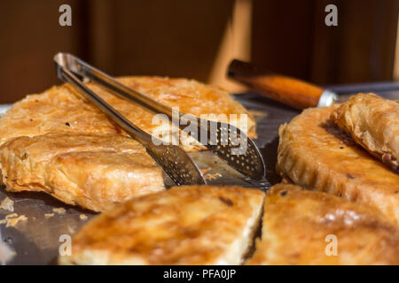 Burek des Balkans avec le fromage avec de la nourriture catcher dans une boulangerie. Petit-déjeuner à secteurs traditionnels dans les Balkans concept. Close up, selective focus Banque D'Images