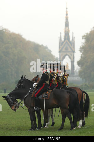 La Troupe du Roi Royal Horse Artillery, à Hyde Park, Londres, à l'occasion de leur 70e anniversaire. La troupe Kings Royal Horse Artillery Banque D'Images