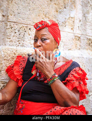 La femme cubaine fumeurs de cigare, portrait féminin, La ...