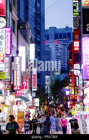 Scène de rue dans le quartier commerçant de Myeongdong, Séoul, Corée ...