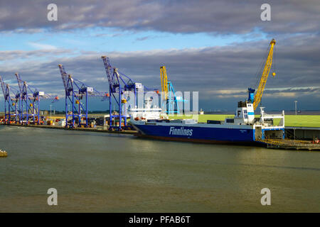 Soir au King George Dock, Hull, dans le Yorkshire, UK Banque D'Images