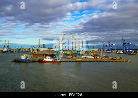 Soir au King George Dock, Hull, dans le Yorkshire, UK Banque D'Images