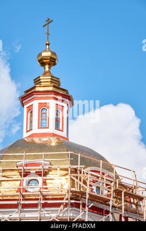 Processus de reconstruction de la cathédrale orthodoxe à l'aide d'un échafaudage sous le soleil vertical image Banque D'Images
