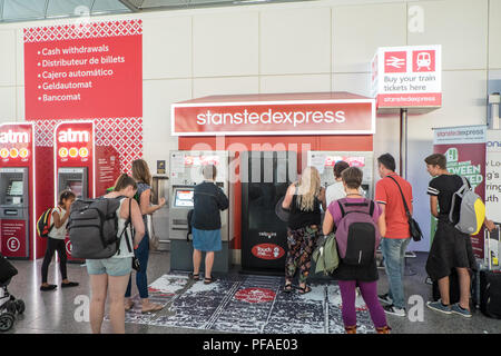 Stansted Express, train, service, ticket,distributeur,l'aéroport de Stansted, l'arrivée, la borne,août,summer,Londres,Essex,Angleterre,europe,europe,passagers, l'arrivée, Banque D'Images