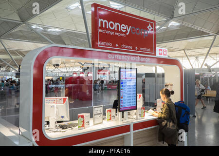 Stansted, Moneycorp,service,échanger,pauvres,kiosque,tarifs,aéroport, à l'arrivée, la borne,août,summer,Londres,Essex,Angleterre,europe,europe,passagers, l'arrivée, Banque D'Images