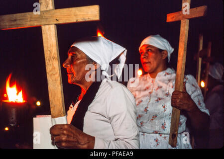 Esteli, Nicaragua, juillet 1986 ; au 7ème anniversaire du renversement de Somoza une procession de femmes à se souvenir des fils et des frères tués dans ce conflit et la lutte actuelle avec la guérilla des Contras soutenue par les Etats-Unis. Banque D'Images