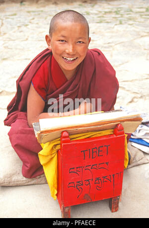 Moine novice au cours de l'étude religieuse au monastère de Drepung, près de Lhassa, au Tibet. Banque D'Images
