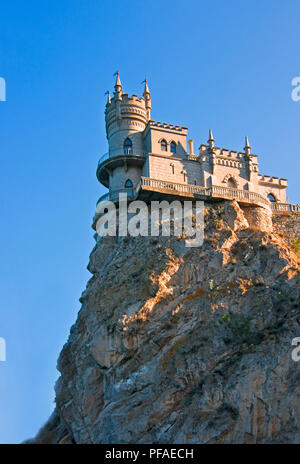 Avaler le nid du château donnant sur la mer Noire sur l'Aurora falaise du Cap-Ai-Tudor près de Yalta, Crimée, Ukraine. Banque D'Images