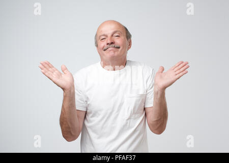 Qui sait et il n'était pas moi. Pygargue à tête perplexe caucasian man n'est pas certain que, dans son témoignage. Studio shot Banque D'Images