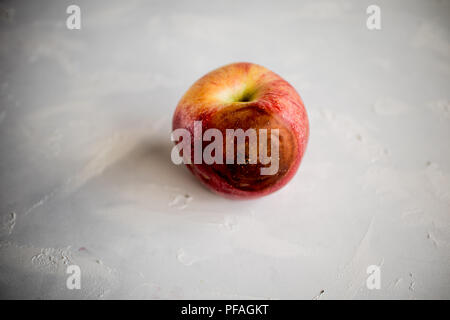 Une pomme rouge sur un fond blanc Banque D'Images