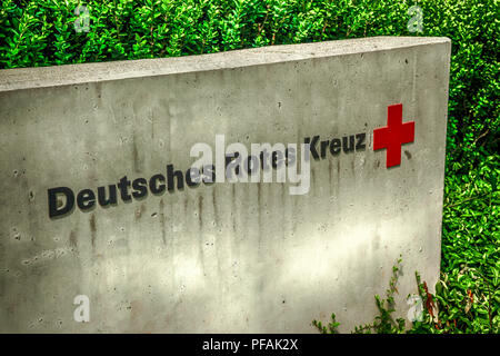 Le signe concret de la Croix Rouge allemande, ou le Deutsches Rotes Kreuz situé à l'extérieur d'une station d'ambulance à Ulm, Allemagne. Banque D'Images