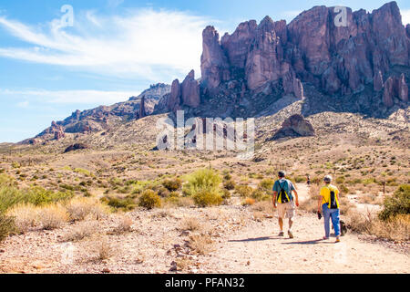 L'homme et la femme en randonnée avec leur chien dans le désert sud-ouest, dans les montagnes de la superstition en Arizona Banque D'Images