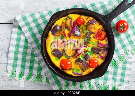 Seul le petit-déjeuner Paléo servir poêle - oeufs brouillés et des légumes sur une serviette de cuisine, vue d'en haut Banque D'Images