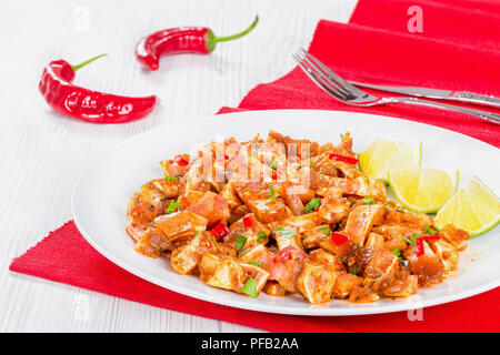 Et aux oreilles de porc mariné cuit ou Oreja de cerdo avec des épices, du piment, des morceaux de saupoudrer de persil citron vert sur blanc plateau sur anciennes cartes en bois Banque D'Images