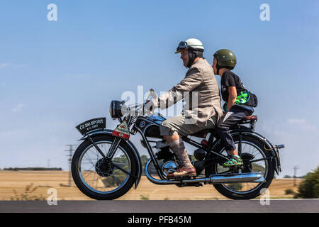 Homme tchèque en costume d'époque sur moto, CZ 250 Sport, 1937, République Tchèque Banque D'Images