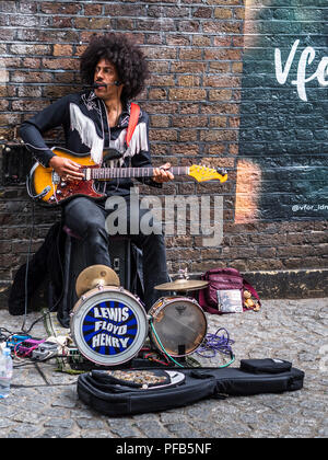 London Busker - Brick Lane Busker - London Street Musician and One Man Band Hendrix Tribute Lewis Floyd Henry Banque D'Images