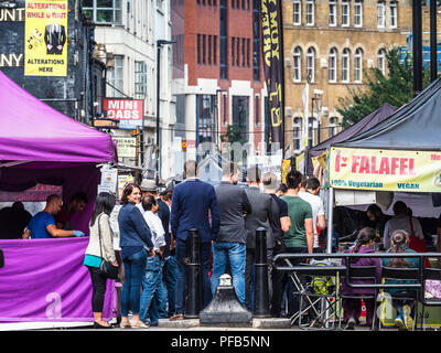 London Street Food Market Lane Petticoat - travailleurs ville acheter le déjeuner des aliments sur les étals de marché dans une rue de Petticoat Lane East London Banque D'Images