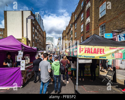 London Street Food Market Lane Petticoat - travailleurs ville acheter le déjeuner des aliments sur les étals de marché dans une rue de Petticoat Lane East London Banque D'Images