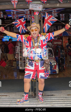 Union Jack a habillé le divertissement, les drapeaux de passage, les touristes de divertissement, à l'entrée de la boutique de souvenirs à Londres. Banque D'Images