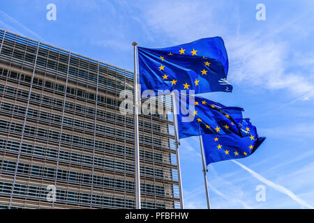 Bruxelles, Belgique - 11 août 2018 : Drapeaux de l'Union européenne devant le bâtiment du Berlaymont à Bruxelles. Banque D'Images