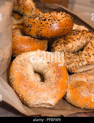 Variété de style New York authentique assortis Bagels avec les graines dans un sac de papier brun. Banque D'Images