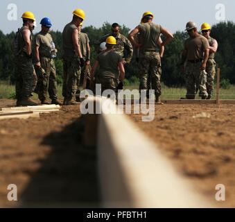 Le sergent de l'armée. 1re classe Jason Omsbree avec le 107e bataillon du génie des contrôles sur ses soldats et d'un marin au cours de Resolute Château 2018 Centre de formation des Forces Terrestres à Drawsko, Pologne, le 2 juin 2018. Resolute Castle est un exercice d'entraînement multinational pour l'OTAN et l'armée américaine des ingénieurs, qui prend en charge la résolution de l'Atlantique en favorisant l'interopérabilité. (Michigan Army National Guard Banque D'Images